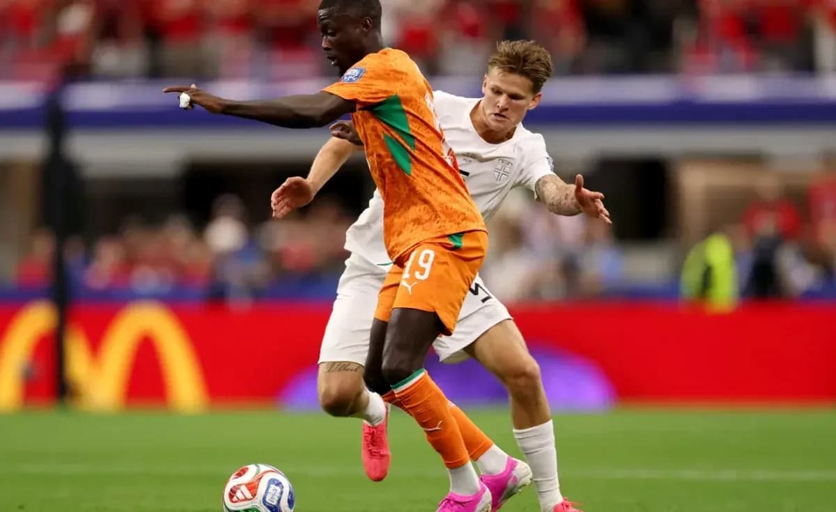 Jugador de Costa de Marfil driblando ante oponente inglés