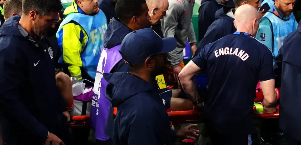Jugadores y personal médico en la línea de banda