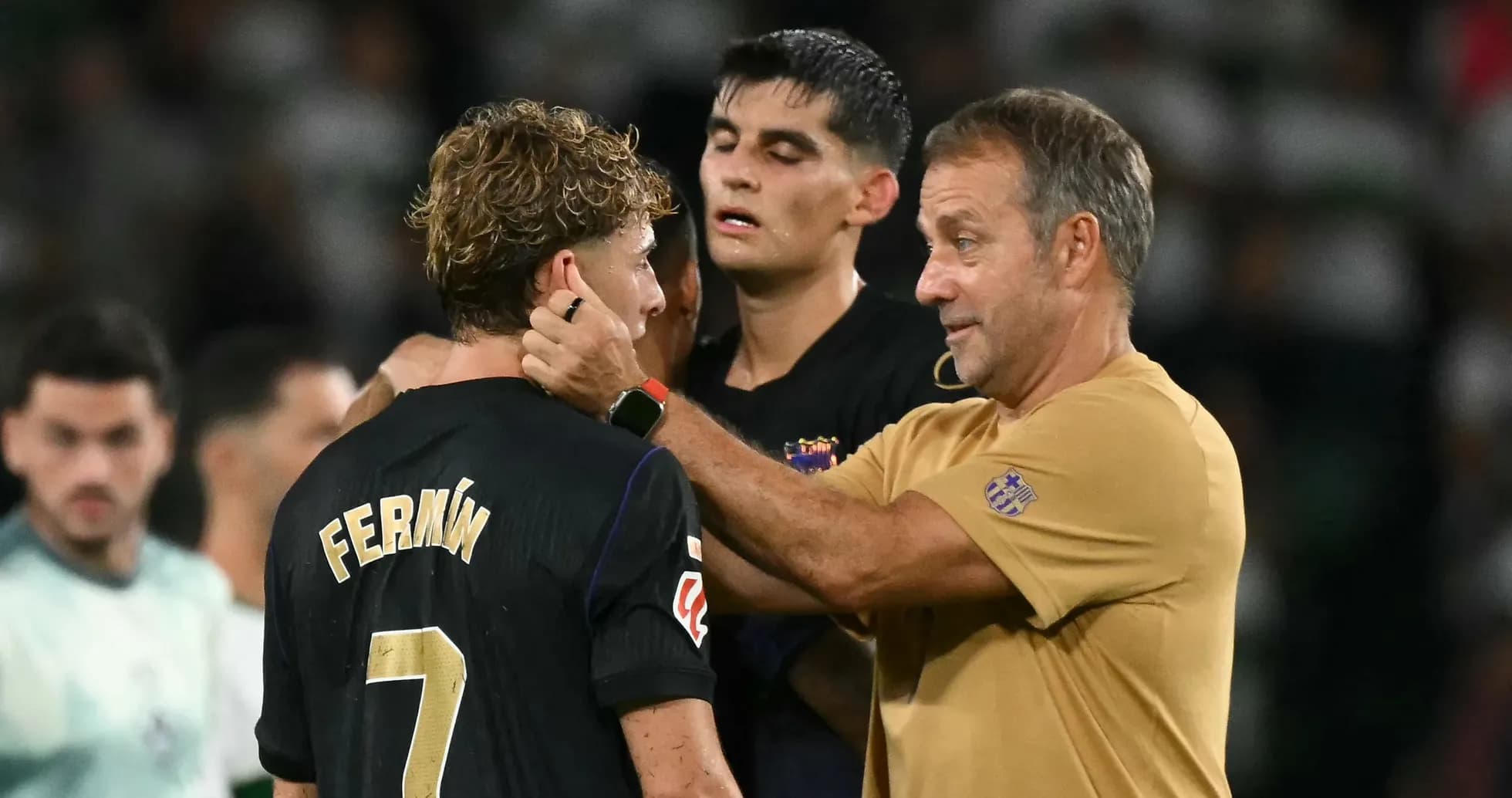 Entrenador hablando con jugador Fermín tras partido