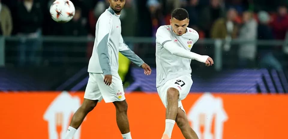 Jugador realizando un tiro durante el calentamiento