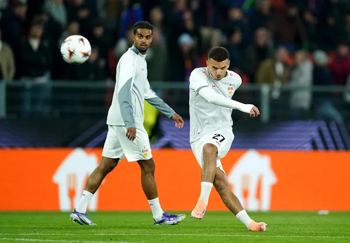 Jugador realizando un tiro durante el calentamiento