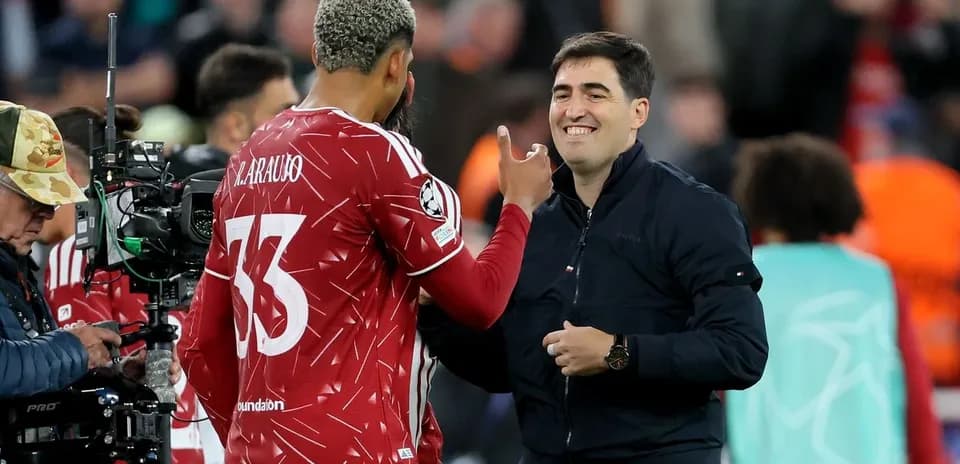 Jugador de fútbol conversando con el entrenador