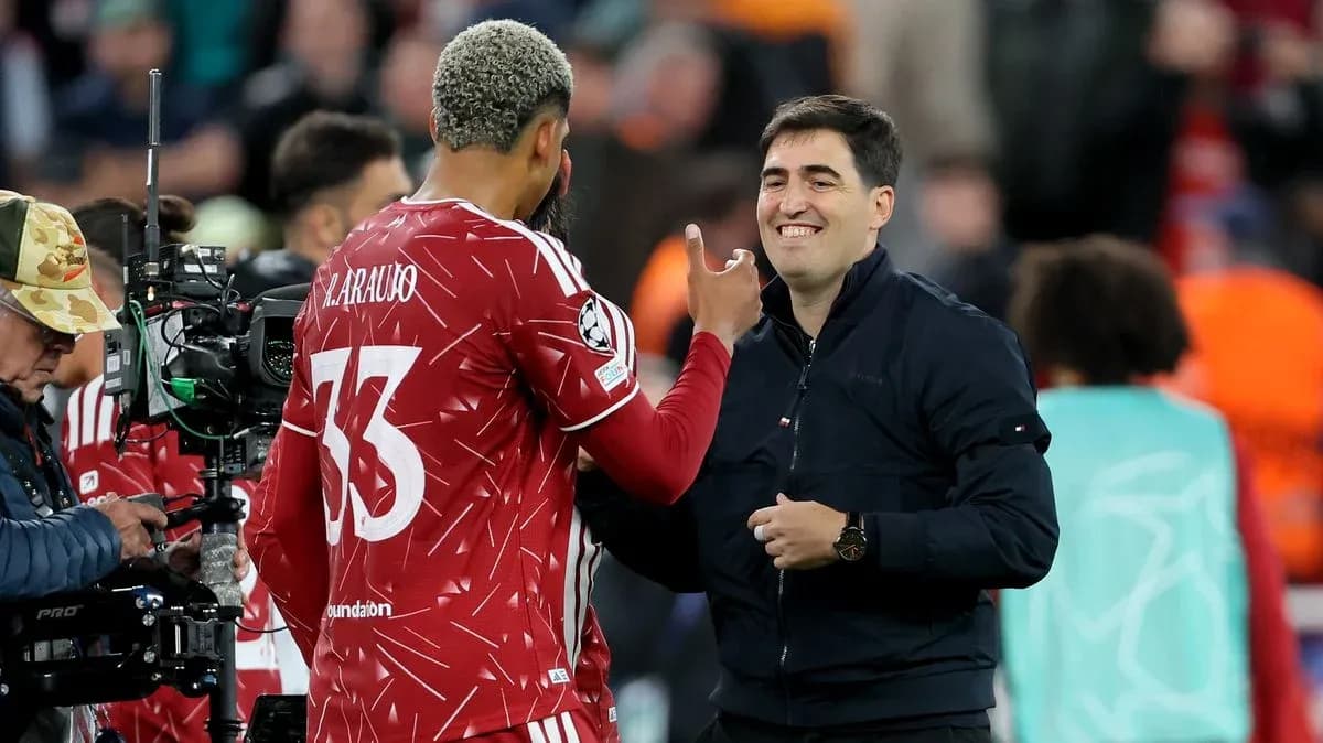 Jugador de fútbol conversando con el entrenador