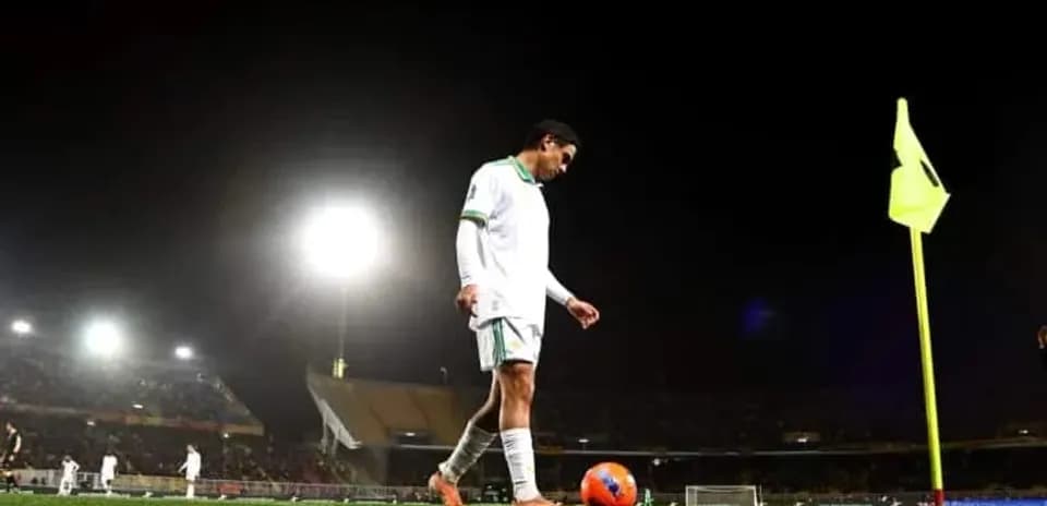 Jugador preparando un tiro de esquina en el partido