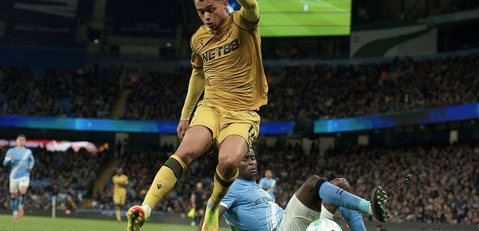 Jugador de Crystal Palace cae tras entrada