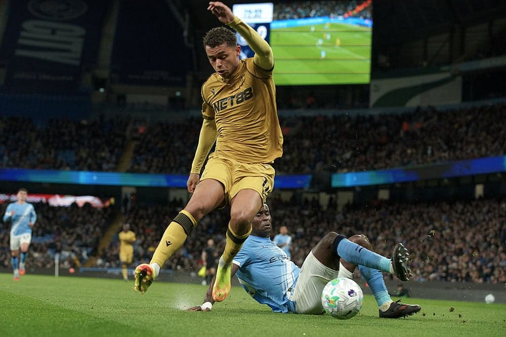 Jugador de Crystal Palace cae tras entrada