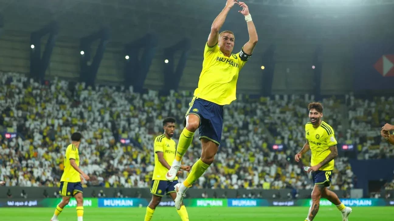 Jugador saltando en celebración con compañeros de equipo
