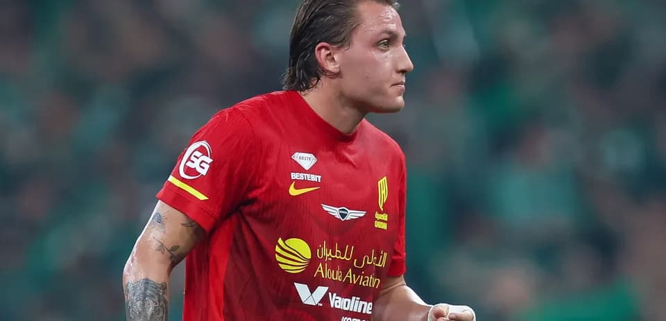 Jugador con camiseta roja en el campo de fútbol