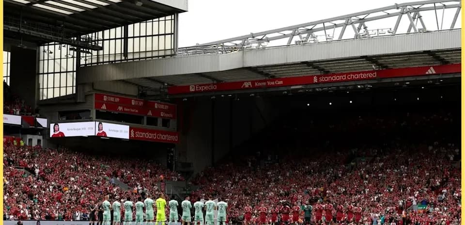 Jugadores alineados en Anfield antes del partido