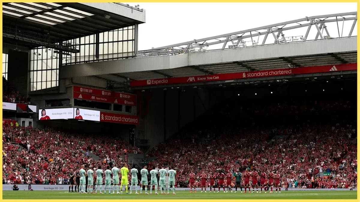 Jugadores alineados en Anfield antes del partido
