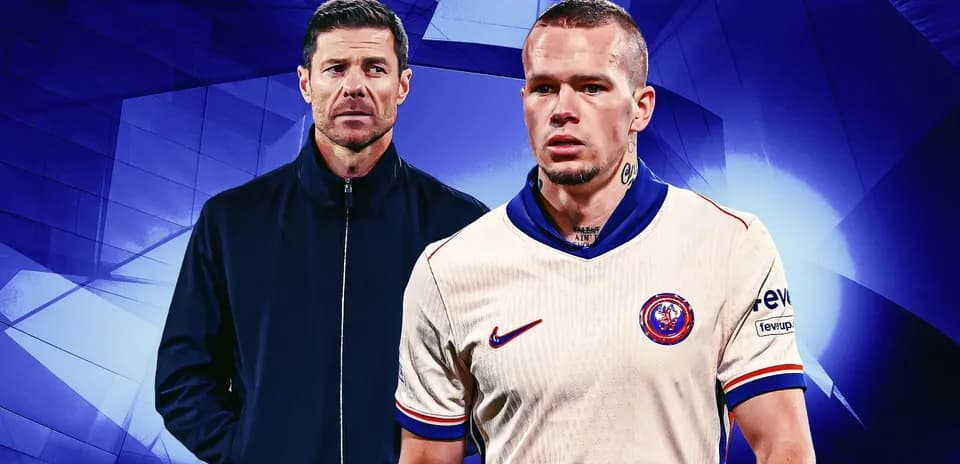 Entrenador y jugador en fondo azul durante evento