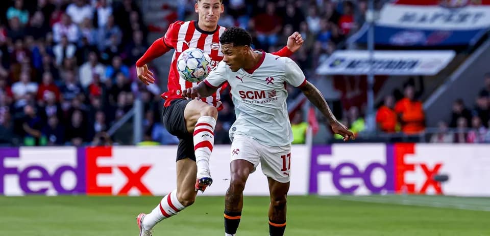 Dos jugadores luchando por el balón en un partido