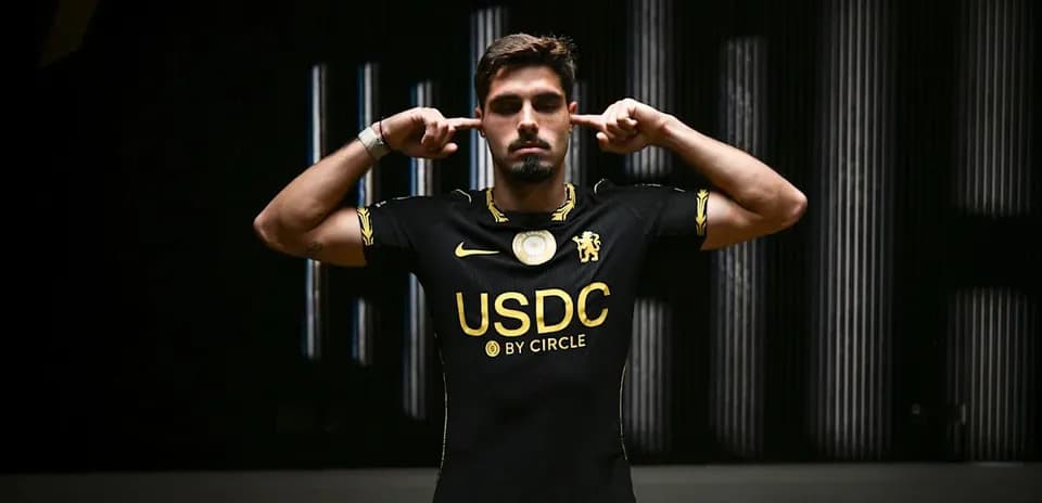 Jugador con camiseta negra haciendo gesto de silencio