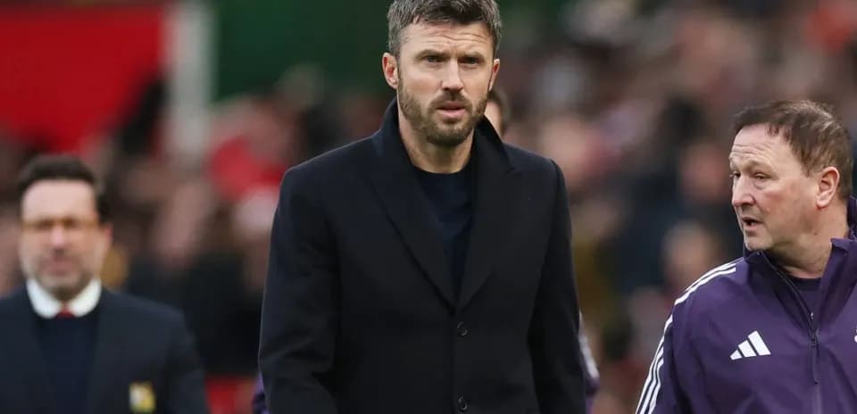 Entrenador caminando con asistente en el campo