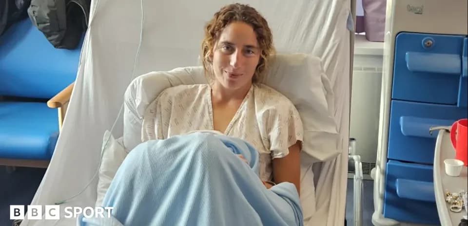 Atleta en hospital con manta azul sobre piernas