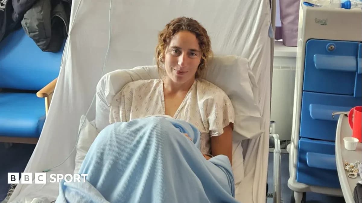 Atleta en hospital con manta azul sobre piernas