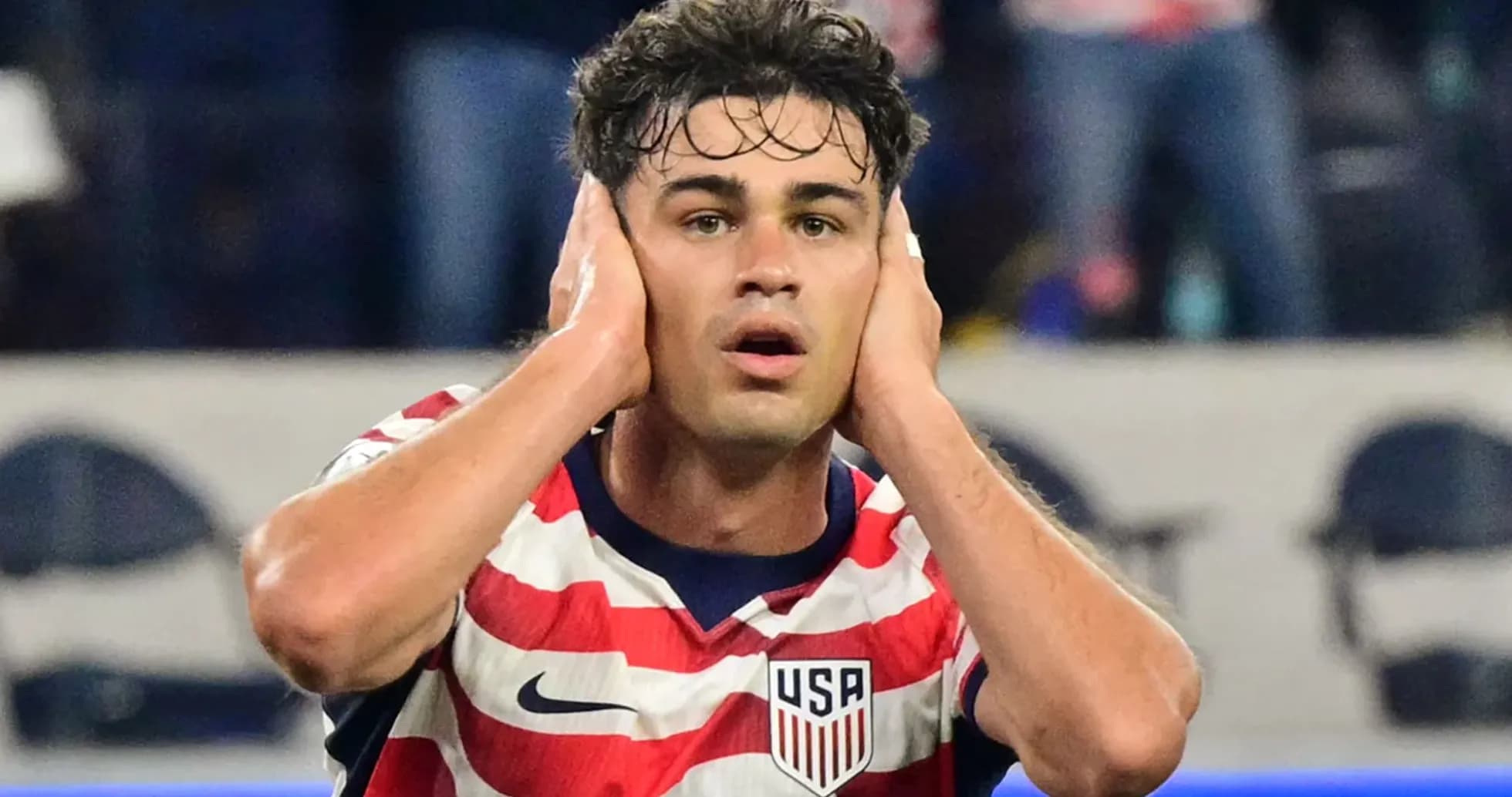 Jugador de EE. UU. cubriendo sus oídos durante el partido