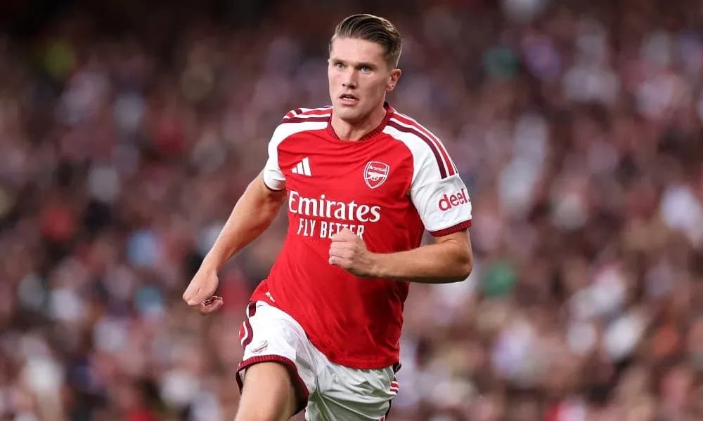 Jugador de Arsenal corriendo en el campo de juego