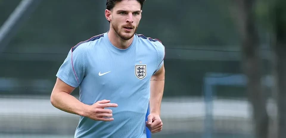 Jugador de Inglaterra corriendo en sesión de entrenamiento