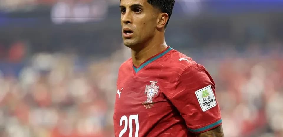 Jugador de Portugal en partido, camiseta roja
