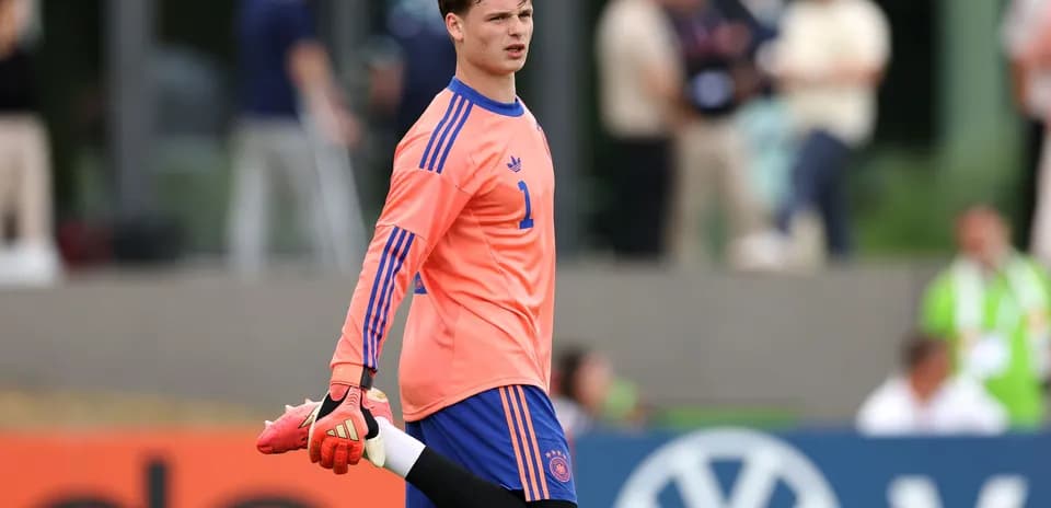 Portero estirando en la sesión de entrenamiento