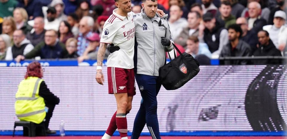 Jugador de Arsenal siendo asistido por el médico