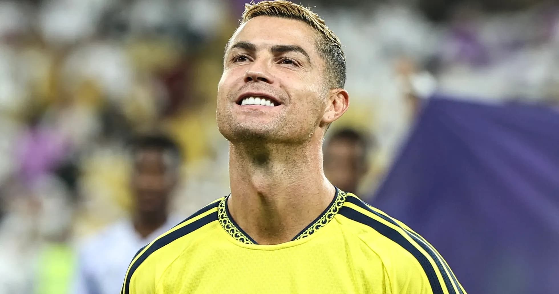 Cristiano Ronaldo sonriendo en uniforme amarillo