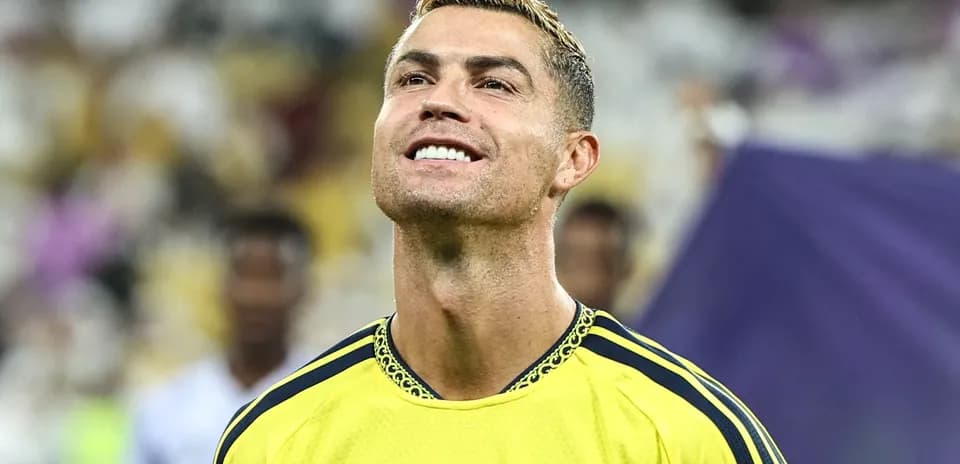 Cristiano Ronaldo sonriendo en uniforme amarillo