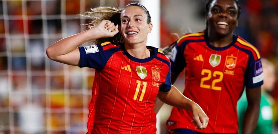 Jugadora de España celebra un gol durante el partido