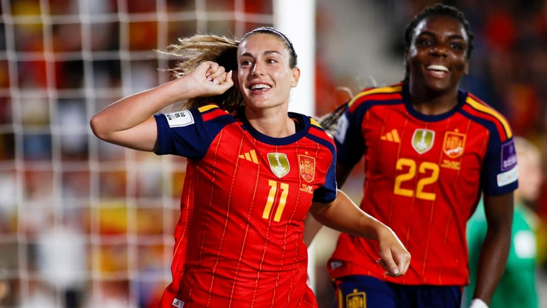 Jugadora de España celebra un gol durante el partido