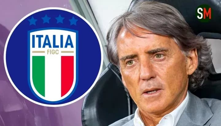 Roberto Mancini junto al escudo de Italia