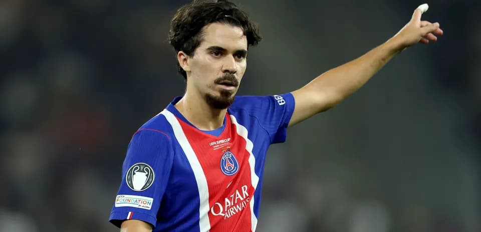 Jugador de PSG señalando durante un partido