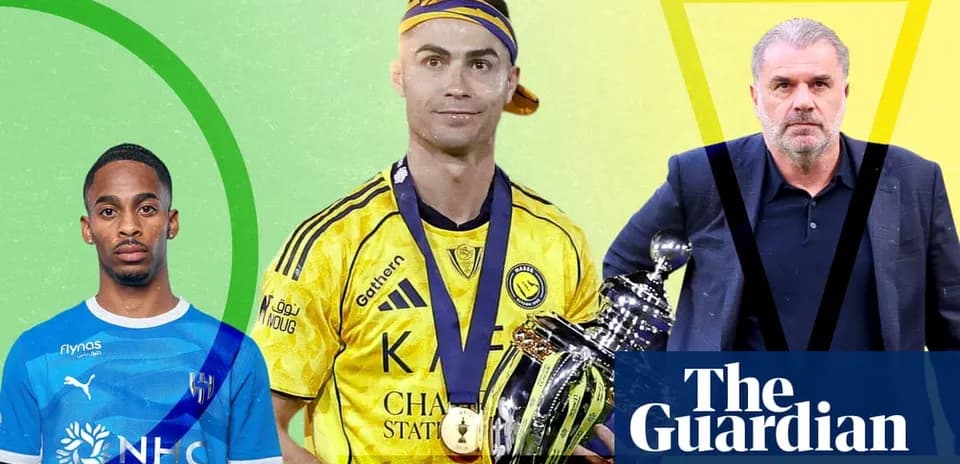 Tres futbolistas destacados con trofeo en fondo colorido