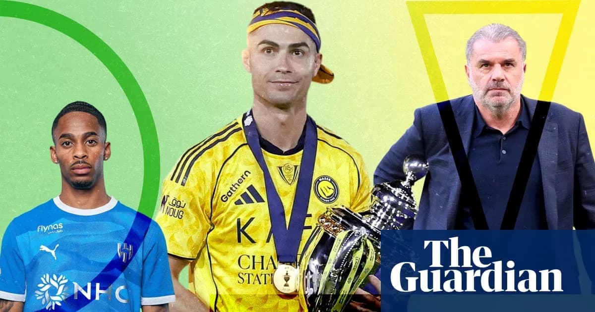 Tres futbolistas destacados con trofeo en fondo colorido