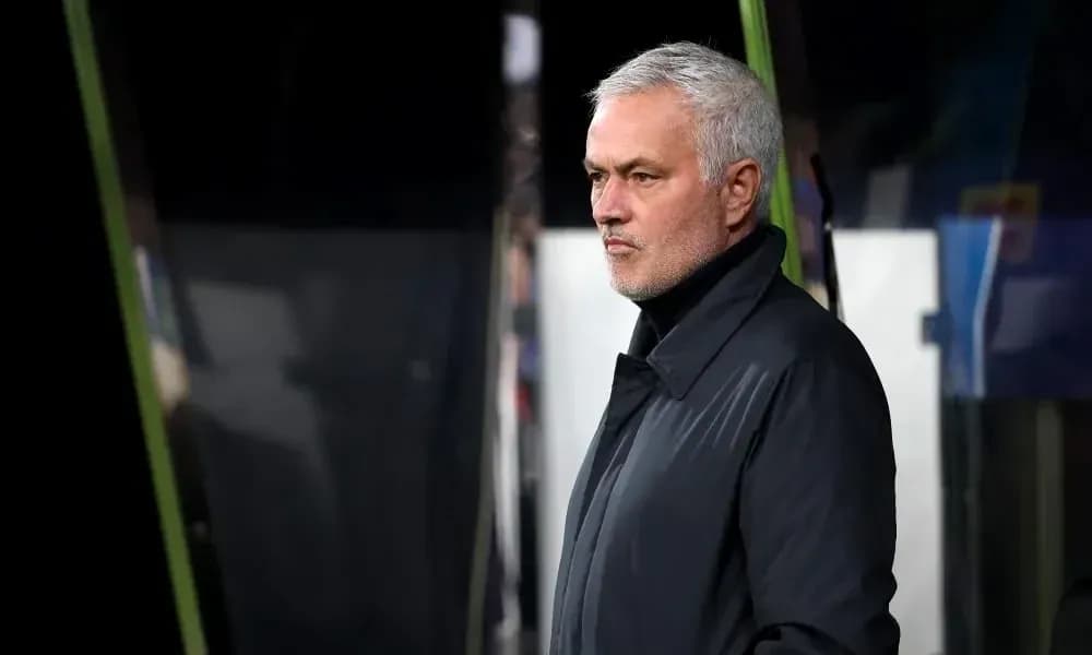 Entrenador observando el partido desde la banda