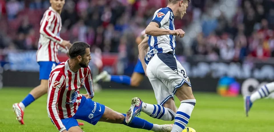 Jugador de la Real Sociedad driblando a rival