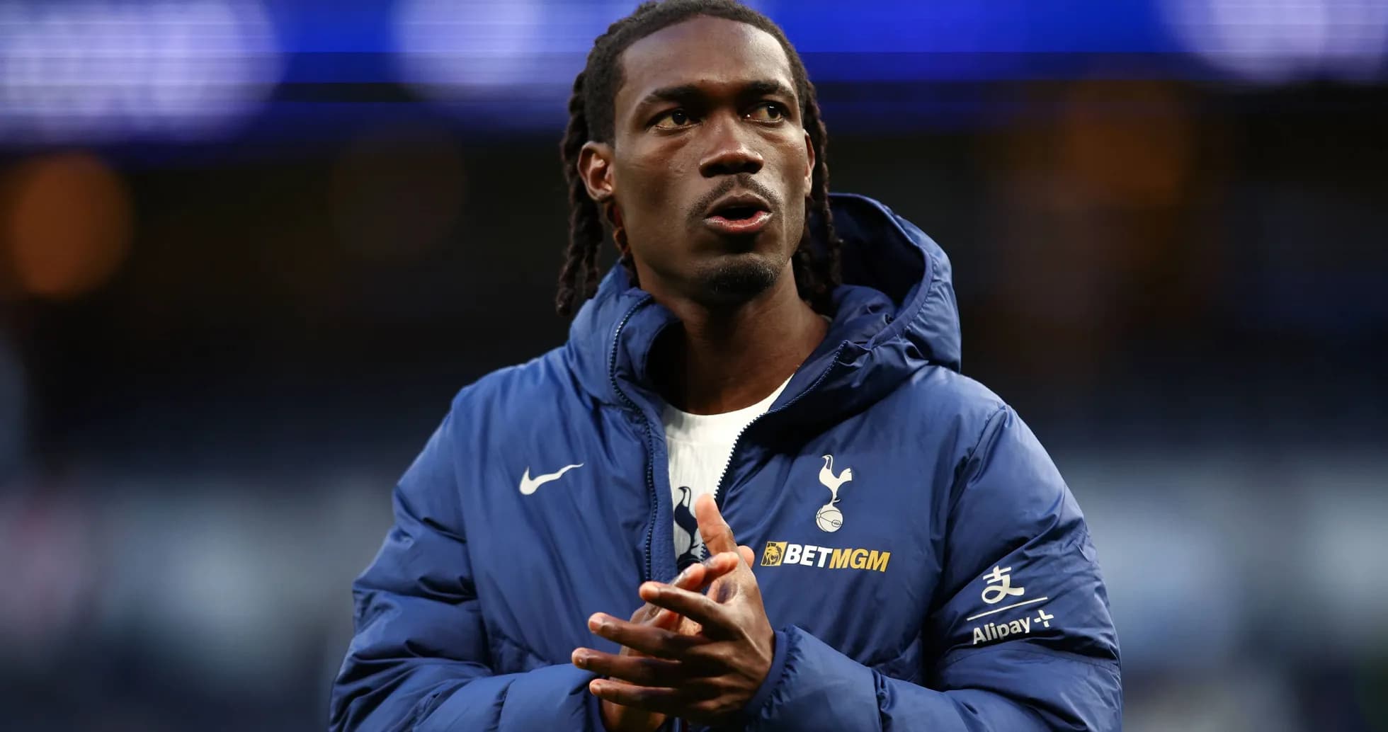 Jugador de Tottenham calentando antes del partido