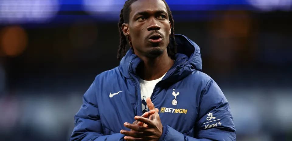 Jugador de Tottenham calentando antes del partido