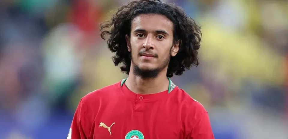 Jugador de Marruecos en uniforme rojo durante el partido