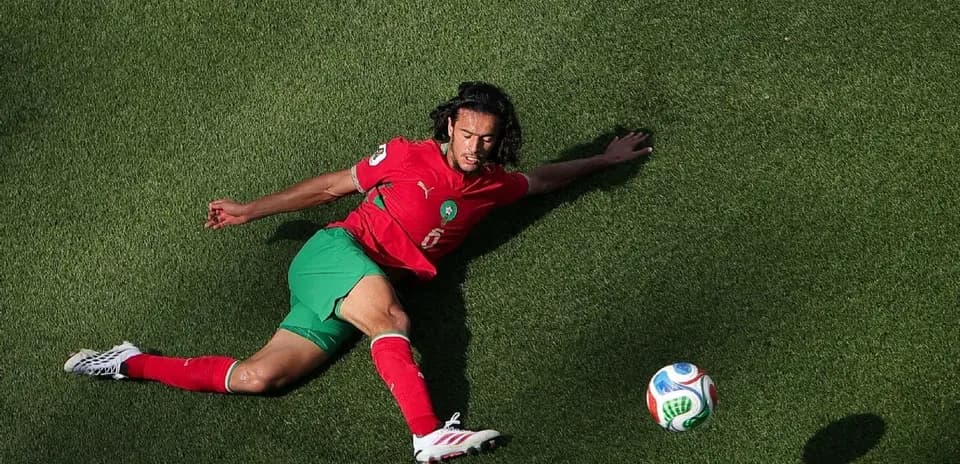 Jugador de Marruecos en el suelo tras una jugada