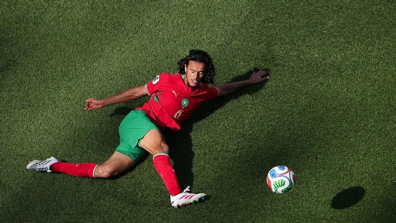Jugador de Marruecos en el suelo tras una jugada