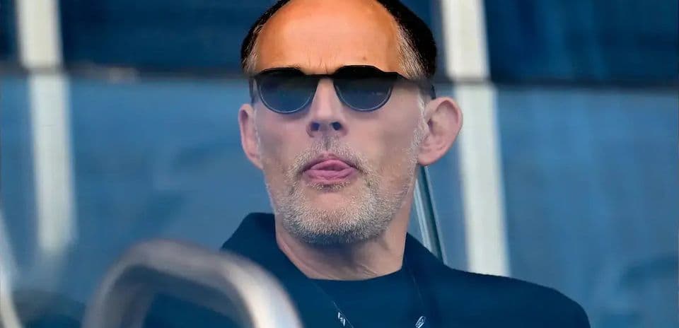 Hombre con gafas de sol observando un evento deportivo