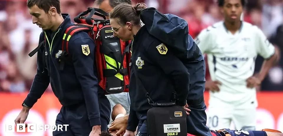 Equipo médico transportando a jugador herido en camilla