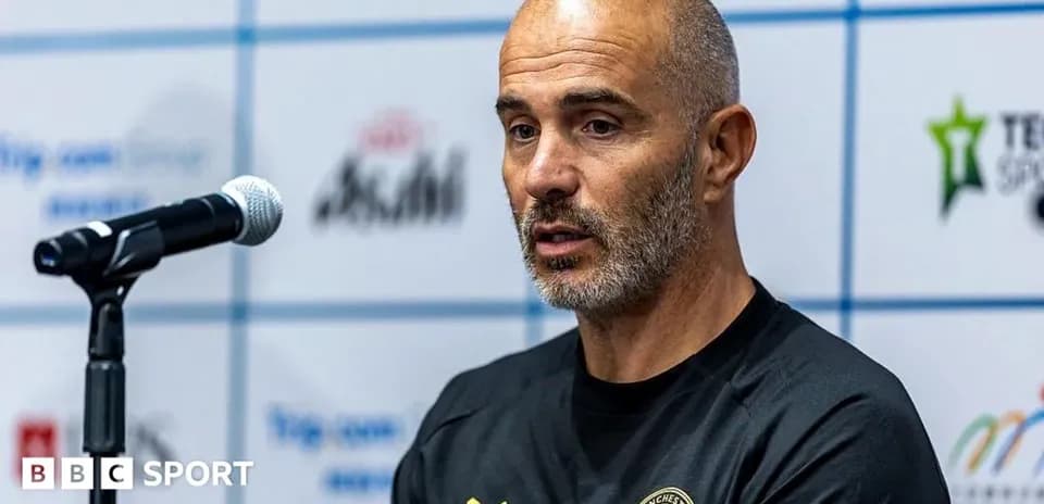 Entrenador hablando en conferencia de prensa