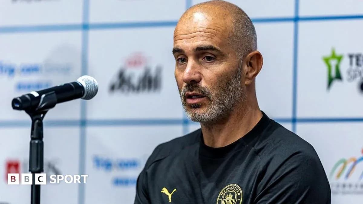 Entrenador hablando en conferencia de prensa