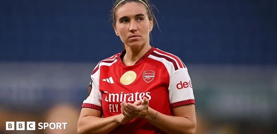 Jugadora de Arsenal aplaudiendo en el campo
