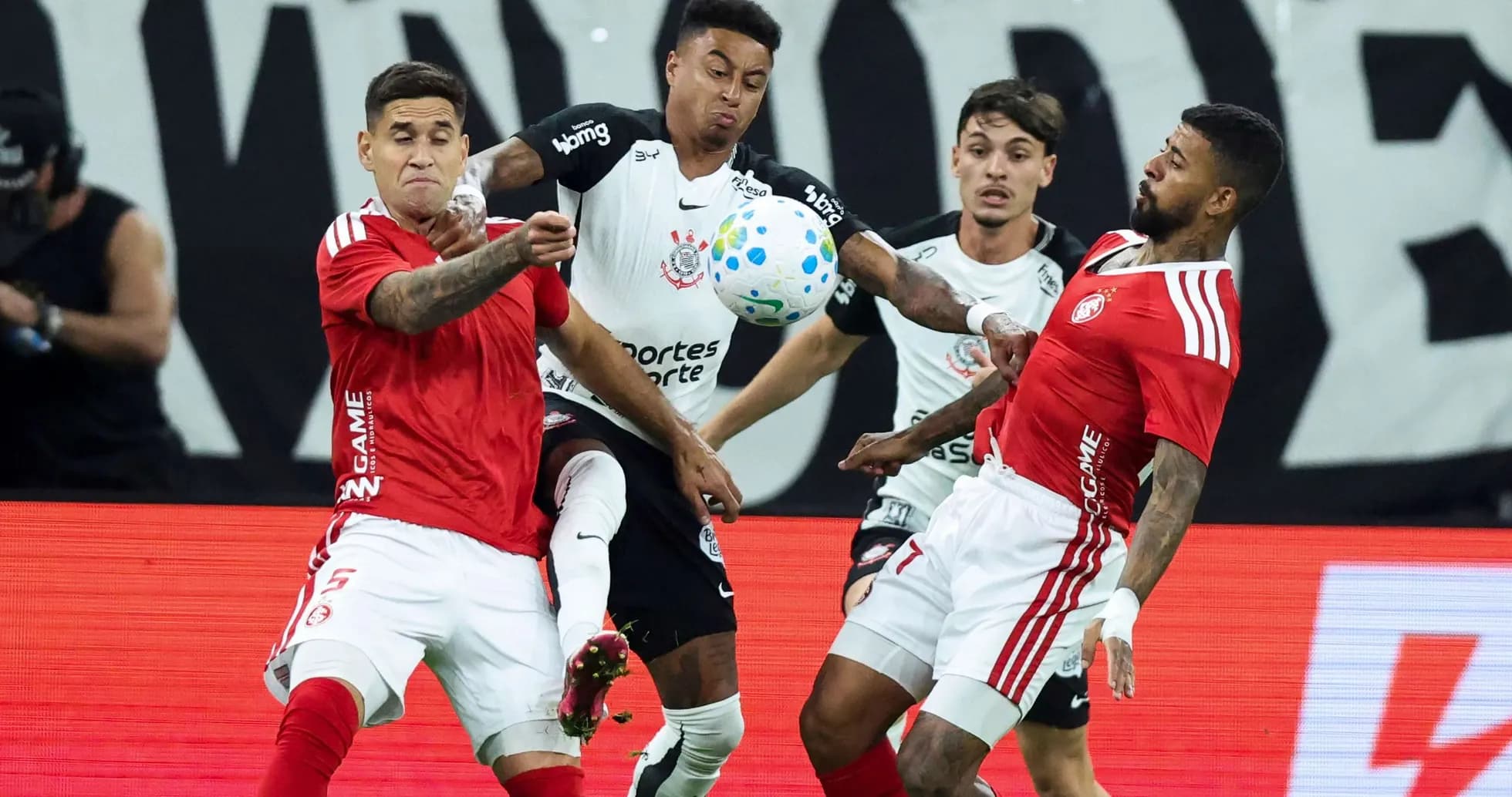 Jugadores de Internacional y Corinthians luchando por el balón