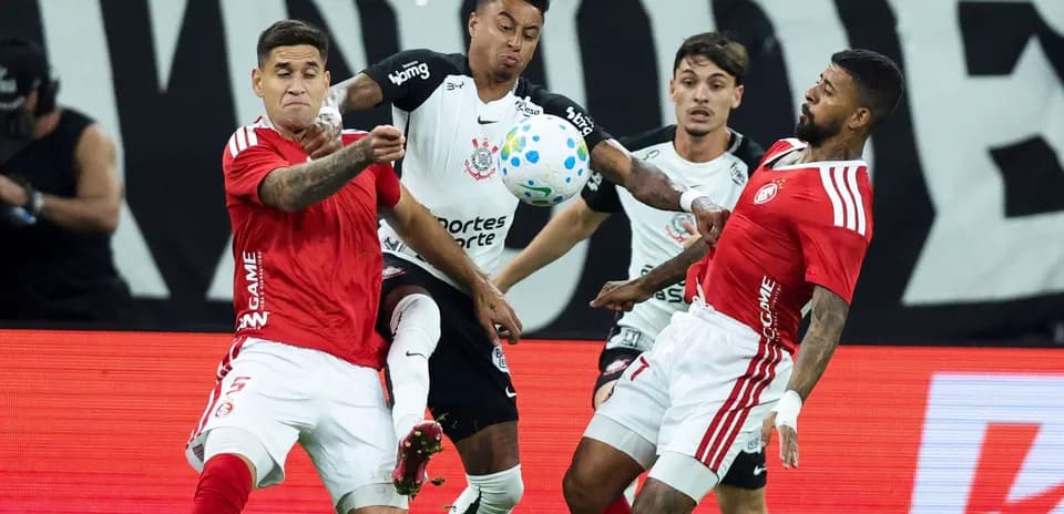 Jugadores de Internacional y Corinthians luchando por el balón