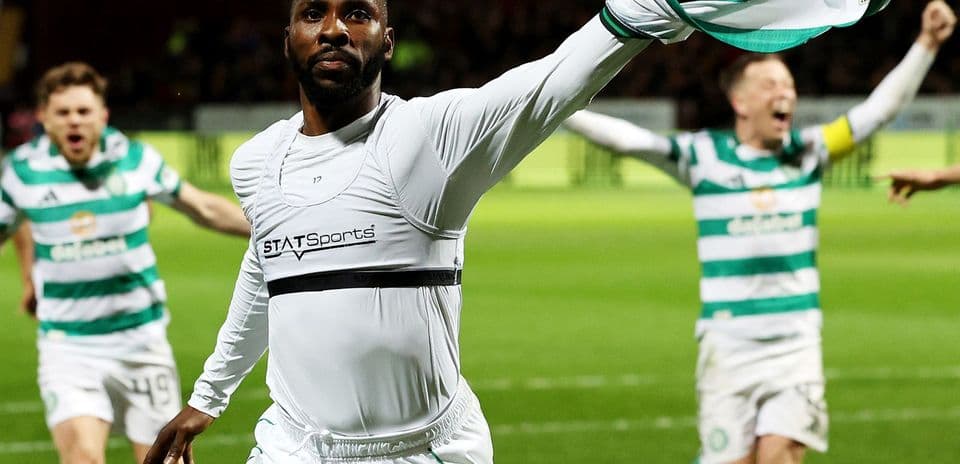 Jugador celebrando con camiseta tras gol marcado