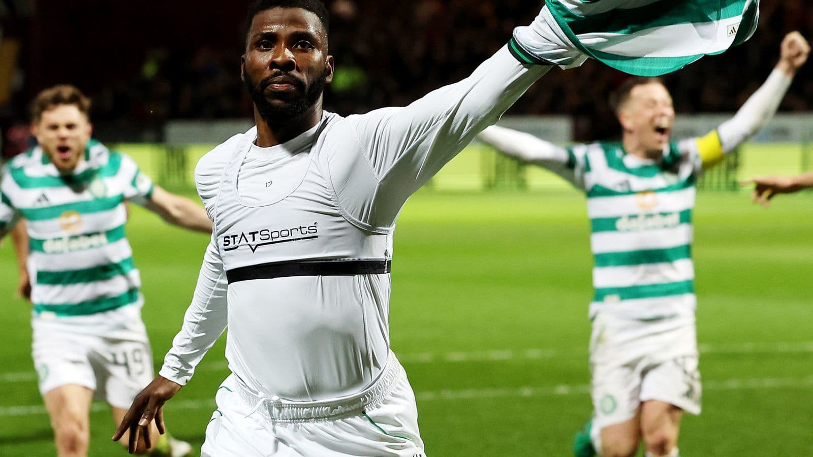 Jugador celebrando con camiseta tras gol marcado